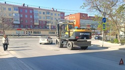 Женщина получила травмы после наезда экскаватора в Южно-Сахалинске