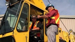 На Сахалине крановщикам предлагают зарплату от 100 тысяч рублей, но желающих нет