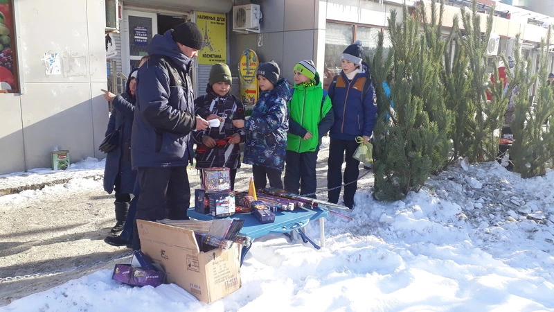 На Сахалине нелегальный продавец убегал от инспекторов с охапкой фейерверков