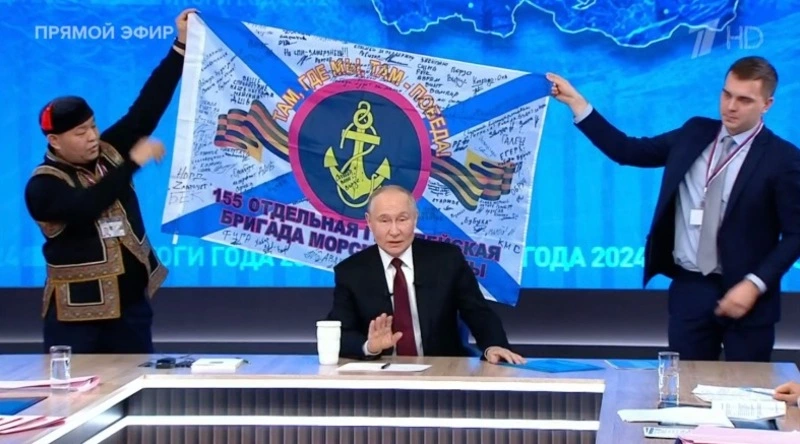 Владимир Путин показал копию знамени 155-й бригады с надписью «Сахалин с вами»