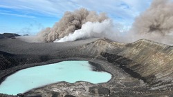 Вулкан на северных Курилах выбросил стобл пепла утром 31 августа