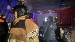 Четверо пожарных тушили металлический контейнер в Смирныховском районе