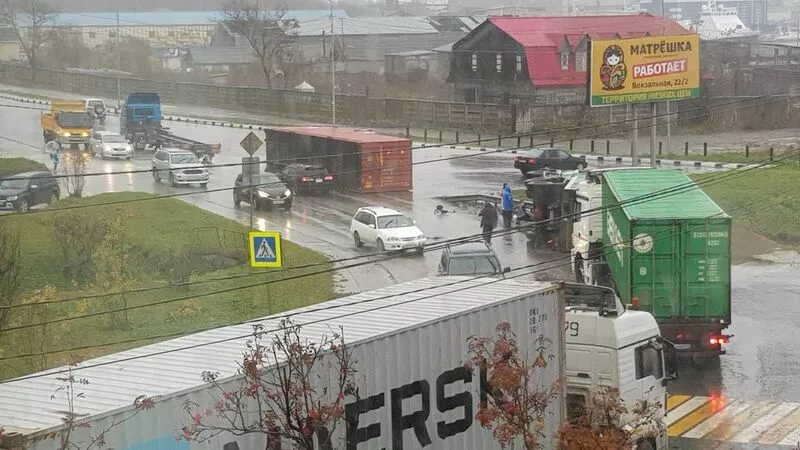 Водитель большегруза серьезно пострадал в ДТП в Корсакове