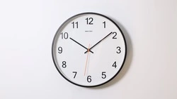 SuperJob: каждый пятый россиянин поддержал идею перехода на зимнее и летнее время