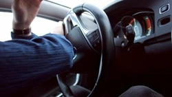 Автомобиль въехал в стоящую на обочине машину в Троицком утром 7 марта 