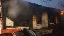 24 человека эвакуировали посреди ночи из горящего дома в Южно-Сахалинске