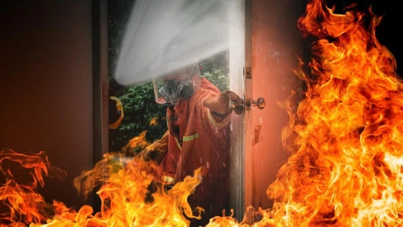 Пожарные потушили горящую прихожую в одной из квартир Долинского района