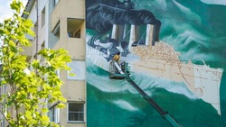 Память о крейсере-герое «Новик» увековечили на стене жилого дома в Корсакове