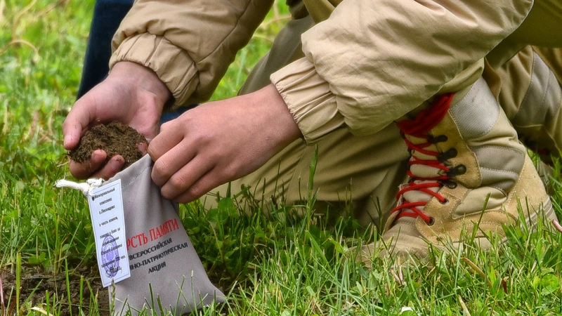 Акция «Горсть памяти» прошла в сахалинском селе Леонидово