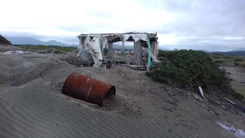 Военные на берегах Курил оставили за собой «игрушечные» штабы, ржавые бочки и колючую проволоку