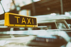 Водитель такси хотел помочь сахалинцу и потерял 5 тысяч рублей