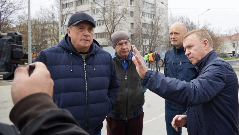 Лимаренко и Надсадин проинспектировали ход ямочного ремонта в Южно-Сахалинске 