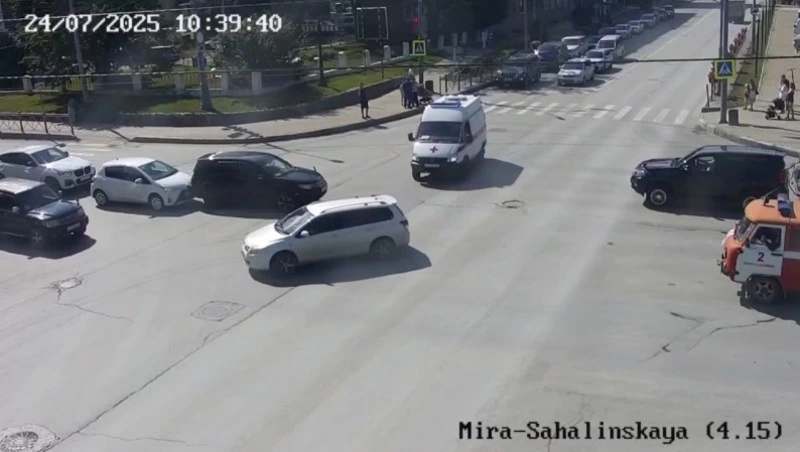 Водитель пропустил скорую и лишился бампера в Южно-Сахалинске 