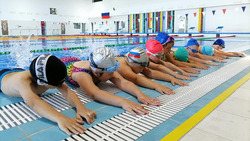 Первоклашек Южно-Сахалинска начали бесплатно учить плаванию