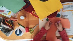 Жене участника СВО помогут с трудоустройством в детский сад на Сахалине