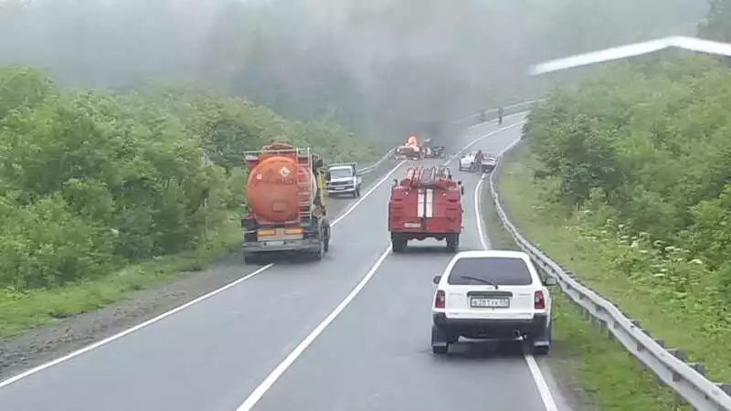 На юге Сахалина в результате страшного ДТП взорвалась машина, есть жертва (ФОТО и ВИДЕО)