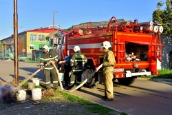 Дети сожгли ведра с краской на стройке в Углегорске      