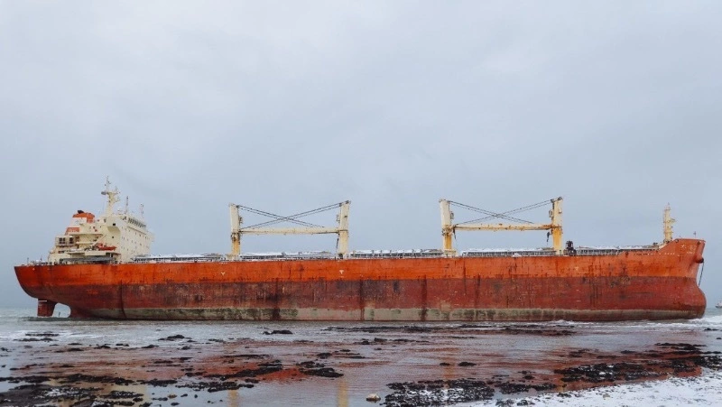 Роcприроднадзор не нашел следов нефти в воде у севшего на мель балкера AN YANG 2