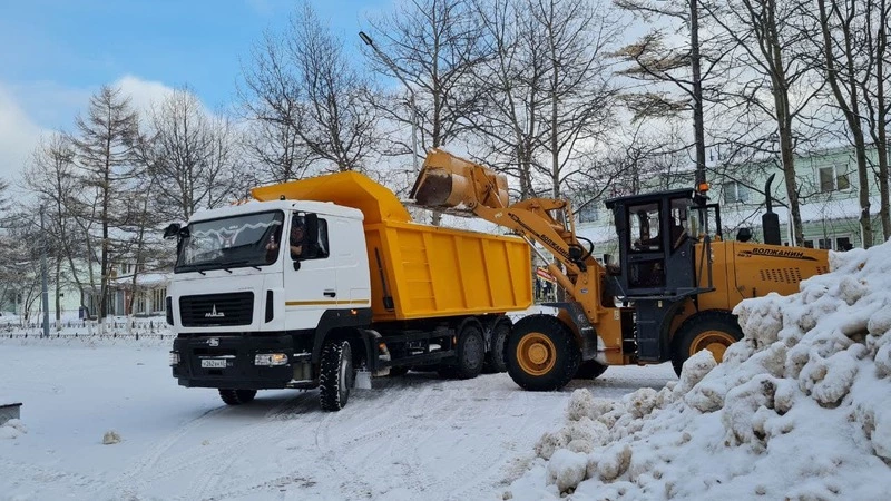 Фотофакт: на севере Сахалина вывозят горы снега