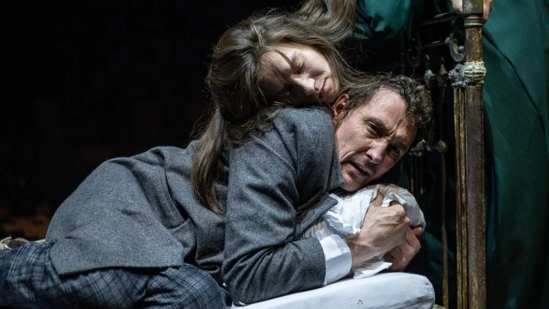 «Нет, вы не поняли, объясню еще раз»: рецензия на спектакль «Кроткая» Чехов-центра на Сахалине