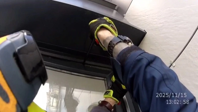 Спасатели Сахалина помогли запертому в квартире ребенку