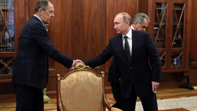 Глава МИД Японии воздержался от ответа про санкции против Путина и Лаврова