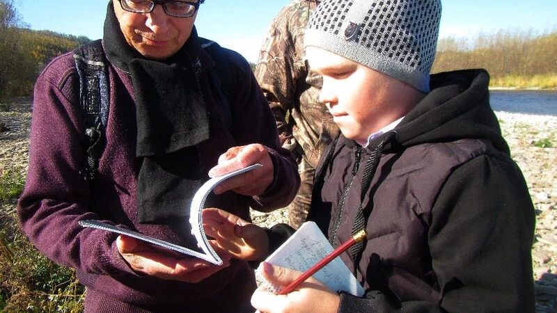 Анивский чиновник обучает местных школьников основам ихтиологии