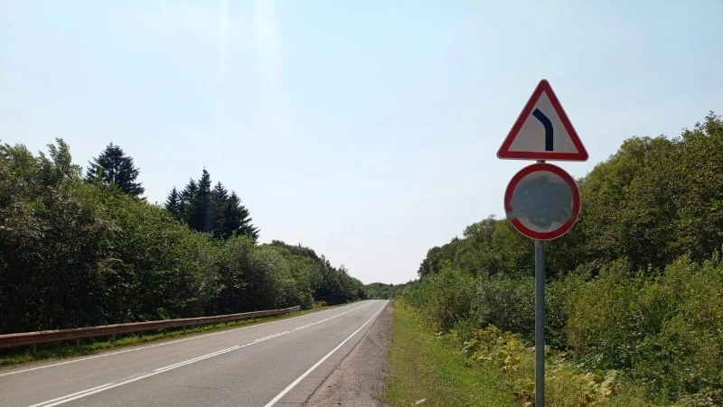 На трассе Южно-Сахалинск – Оха неизвестные закрасили множество дорожных знаков