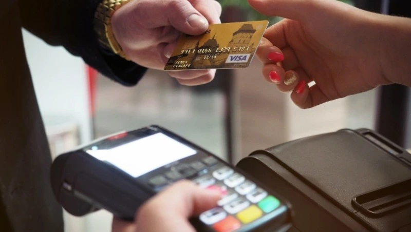 Шопинг с чужими деньгами на карте обернется для сахалинца судом