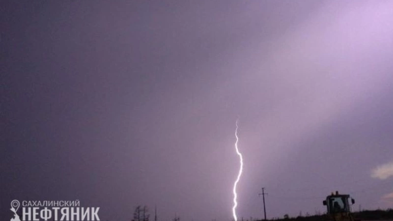 В первый день лета жители Охи наблюдали грозу и сказочный закат (ФОТО)