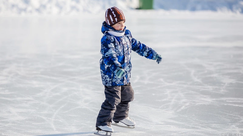 На юге Сахалина закрывают городские уличные катки