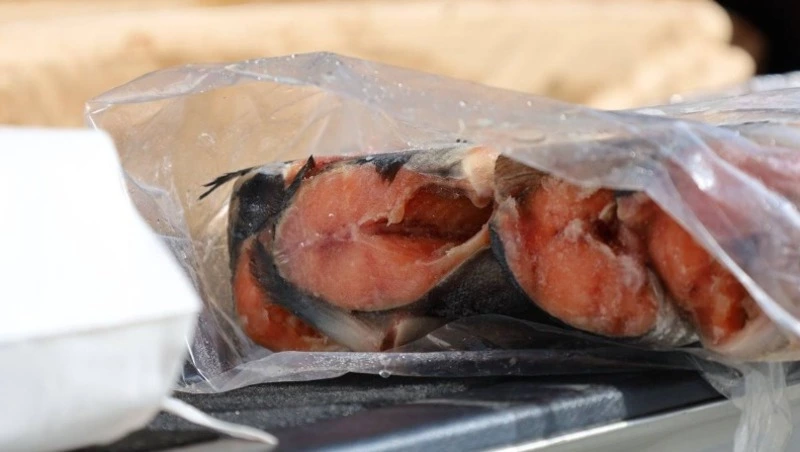 В Корсаковском районе ветеранов и людей с ограниченными возможностями обеспечили замороженной рыбой