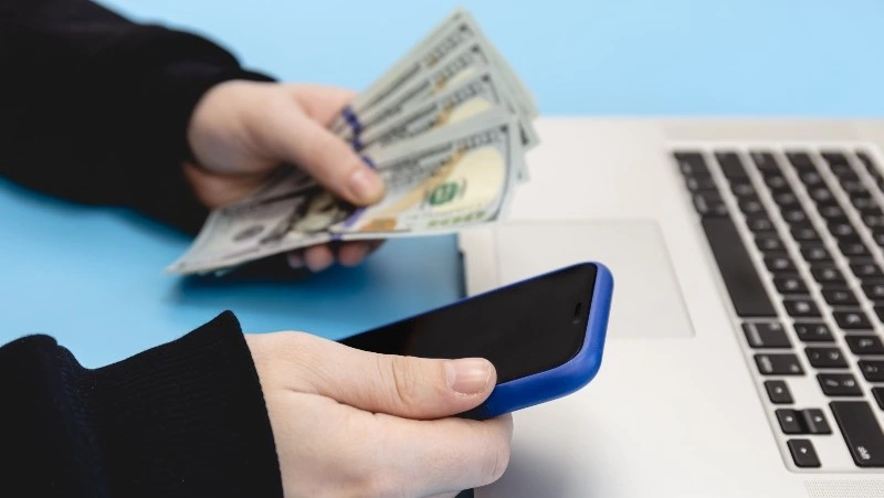 Незнакомка убедила курильчанина, что он накопил 7 тысяч долларов, и едва не лишила его сбережений