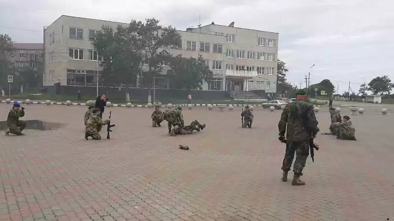 Подростки обезвредили «террористов» на центральной площади Углегорска