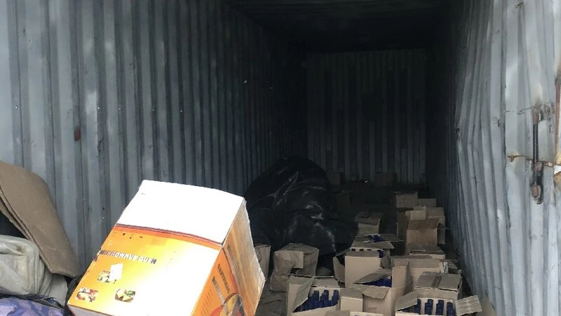 Полиция нашла на нелегальном складе в Охе почти 6 тысяч бутылок алкоголя