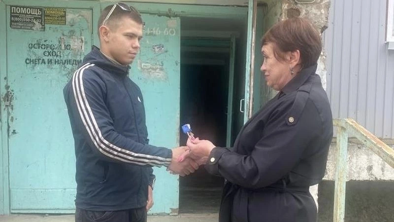 Ключи от новой квартиры в Долинске вручили будущему сварщику