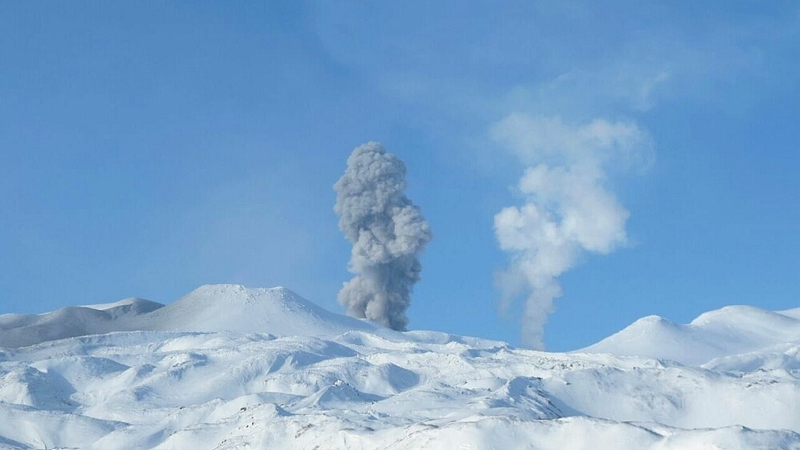 Пепел с  камчатского вулкана Камбальный может упасть в Северо-Курильске
