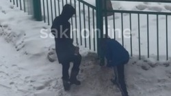 Очевидец: двое неизвестных ищут наркотики возле детского сада в Поронайске