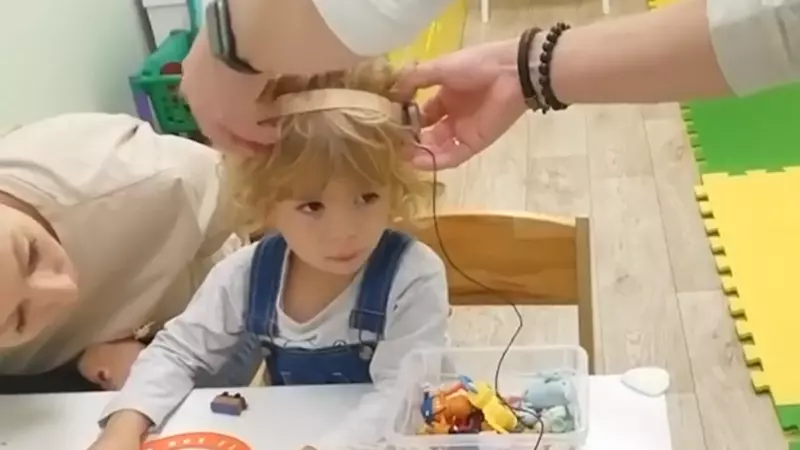 Маленький сахалинец, которому собирают деньги на операцию, впервые услышал мир двумя ушками