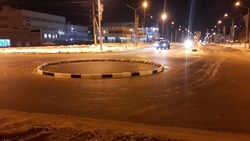 Кольцо на перекрестке Больничная — Комсомольская в Южно-Сахалинске обнесли бордюром