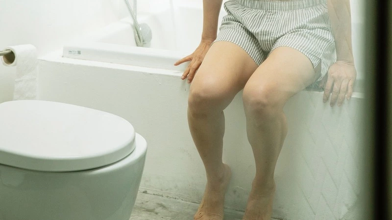 Подъезд и квартиры жилого дома в Южно-Сахалинске затопила канализация