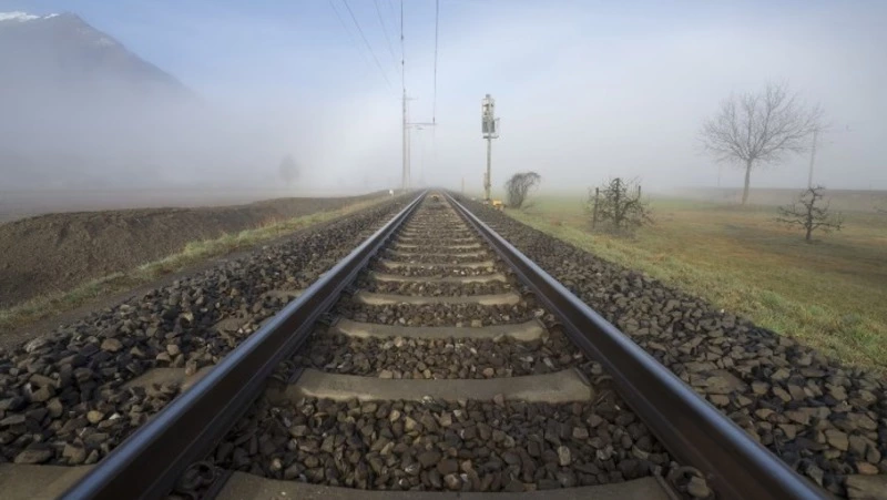 На железнодорожных путях Сахалина поезд насмерть переехал мужчину