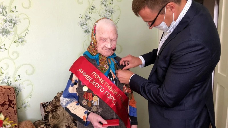 98-летняя сахалинка накануне Дня окончания войны стала почетным жителем Анивского района