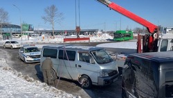 Три машины эвакуировали за нарушения на улице Ивана Куропатко в Южно-Сахалинске