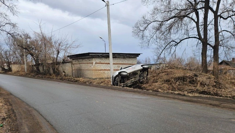 Житель Приморья набросился с пистолетом на знакомого, угнал такси и попал в ДТП 