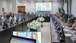 Будущим первоклассникам провели экскурсию в областной Думе и вручили подарки к школе