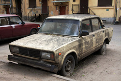 Сахалинцы массово жалуются на заброшенные автомобили во дворах