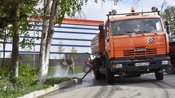 Спецтехника вышла на уборку дворов и улиц в Долинском районе