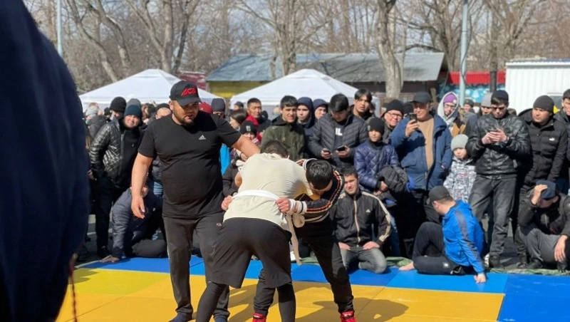 Жители Сахалина отметили праздник Навруз в парке им. Гагарина