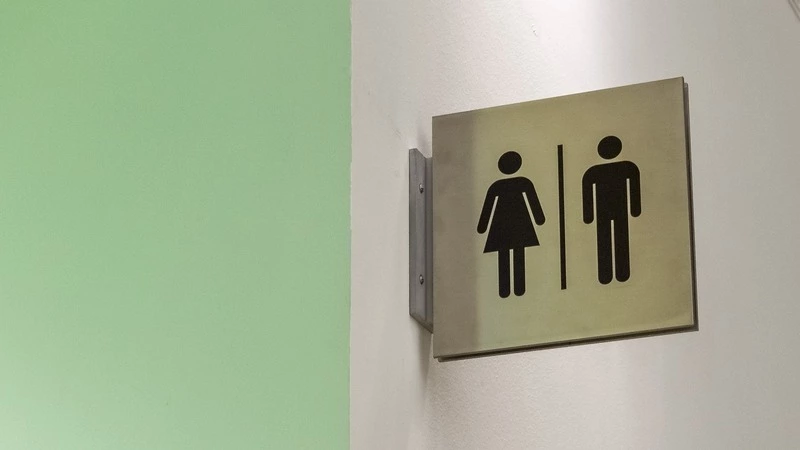 Женщины нашли в аэропорту Южно-Сахалинска толерантный туалет